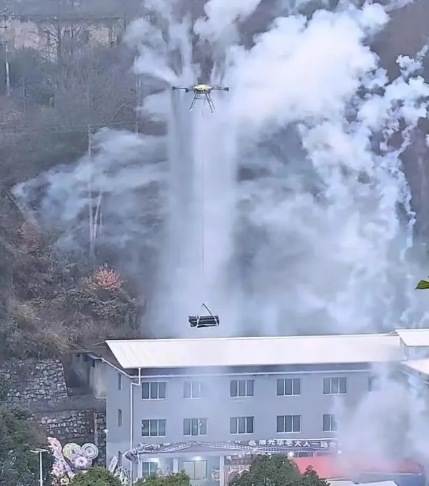 山區一家庭因交通不便以無人機抬棺。（圖／翻攝《瀟湘晨報》）