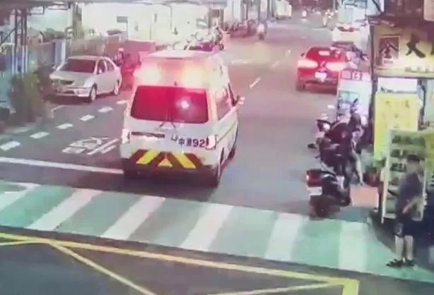 救護人員11日趕往現場處理畫面。(圖/警方提供)