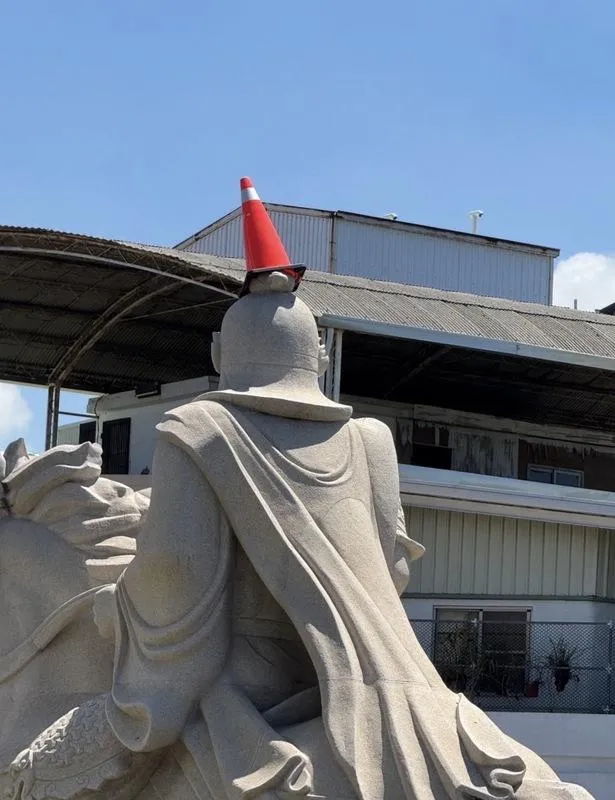 延平郡王祠庭園豎立的巨大鄭成功騎馬石像頭頂被放了交通三角錐。（圖／台南市政府提供）