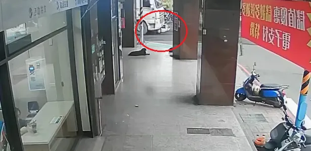 事發瞬間。（圖／警方提供）
