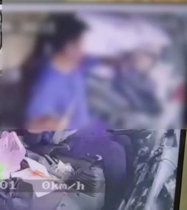 張男騎車逆向到一半，竟然棄車攀上一輛貨車跟司機拉扯，把司機嚇了一大跳。（圖／中天新聞）