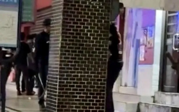 宜蘭羅東傳出一名男子持刀大批警力到場。（圖／翻攝畫面）