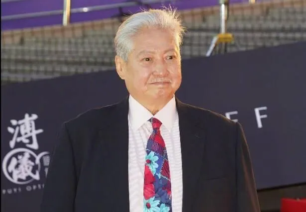 74歲港星洪金寶近日出席香港電影金像獎頒獎典禮，容光煥發的氣色令外界驚艷。（圖/擷取自微博）