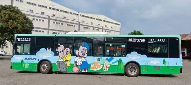 最近有民眾搭乘桃園迪士尼彩繪系列公車，卻聽到下車鈴聲是「放我出去！開門」，引發網友熱議。（圖／翻攝自桃園市政府官網）