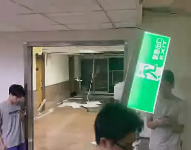 台北市文化大學校內設施的門23日晚間不堪強風吹拂，直接爆裂。（圖／Threads@_lillxun授權提供）