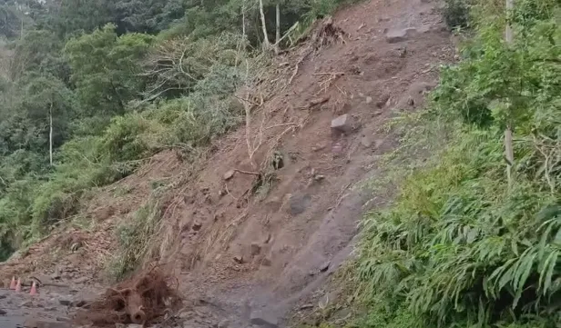 太平山國家森林遊樂區內道路宜專1線8.5公里處邊坡落石。（圖／太平山國家森林遊樂區臉書）