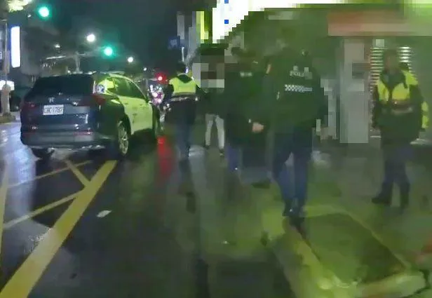 警方將龔男帶回偵訊。（圖／警方提供）