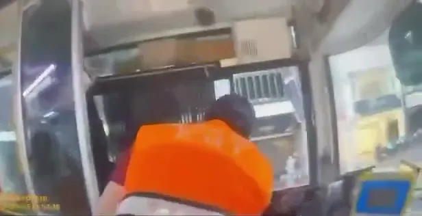 救護人員幫公車司機處理傷勢。（圖／警方提供）