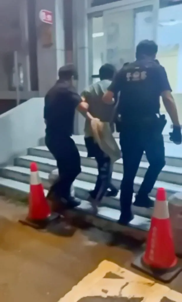 嘉縣警局水上分局6日晚跑入一名男子（圖中）向員警求助，數名民眾也跟著進入分局指該男子擦撞多部車輛逃逸，男子突然情緒失控，員警在其身上發現毒品以現行犯逮捕，並戒護就醫移送法辦。（圖／警方提供）