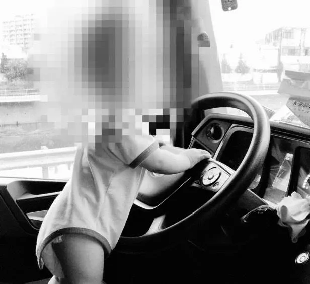彰化10個月大女嬰疑遭不當對待致死，17日頭七靈堂擺放牛奶與玩具，生父悲痛承諾討回公道。（圖／家屬提供）
