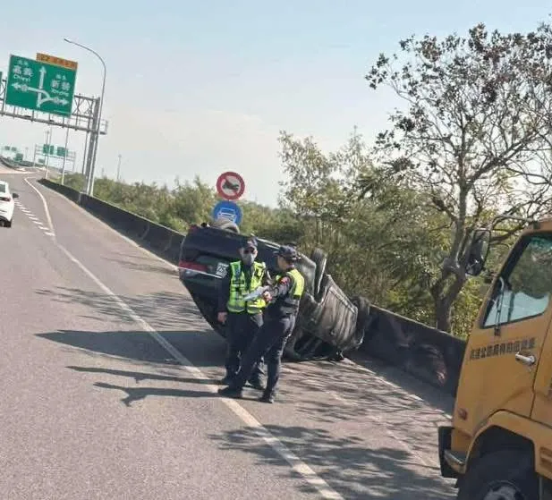警消獲報趕往現場處置，同時派防撞車、拖吊車協助。（圖／翻攝自Facebook@綠豆嘉義人）