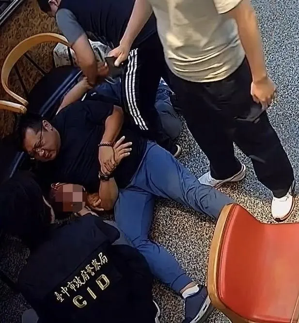 員警使用大外割順利壓制嫌犯。（圖／翻攝畫面）