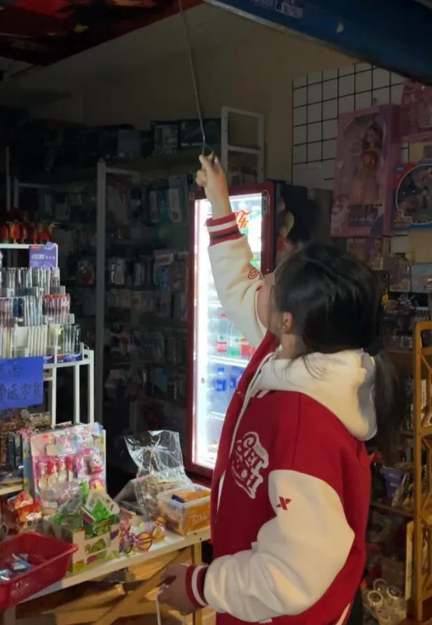 李悅主導文具店的經營事務。(圖/翻攝《封面新聞》)
