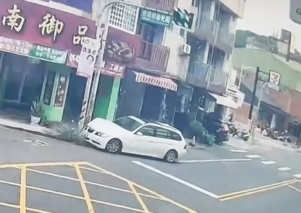 撞擊瞬間。（圖／翻攝畫面）