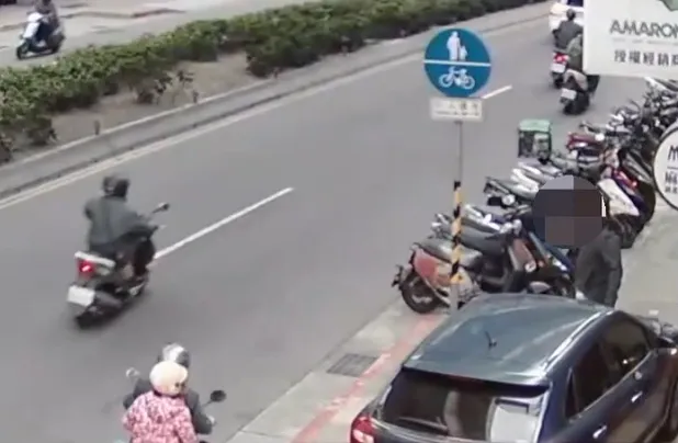 警方依《道路交通管理處罰條例》第55條，告發陳女汽車人行道臨停。（圖／警方提供）