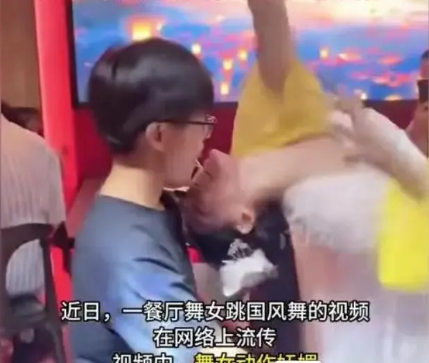 女舞者用嘴餵食客人棒棒糖。(圖/翻攝《搜狐網》)