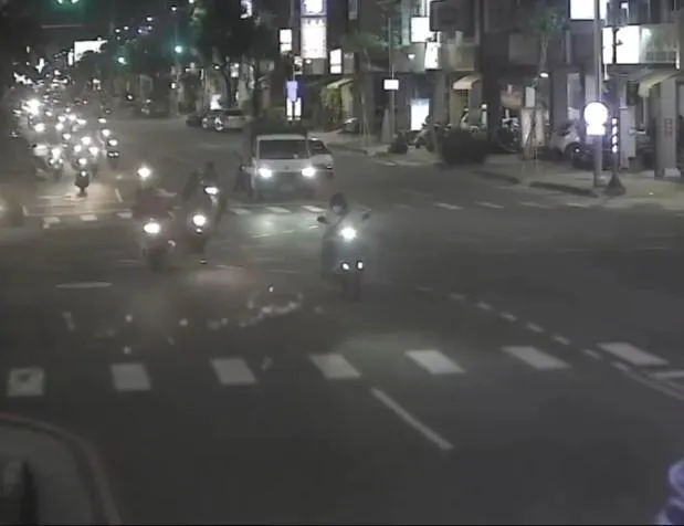 一名男子騎機車行經前鎮區一心路與和平路口時，皮夾從右後方掉落地面，裡面的鈔票隨即散開在馬路上。（圖／翻攝畫面）