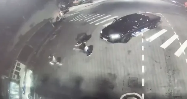 3人在馬路上談論送醫問題。（圖／翻攝畫面）