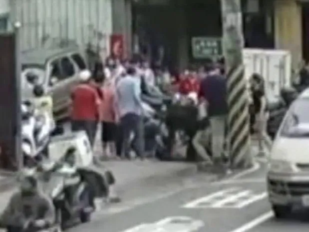民眾跟警方聯手壓制游男。（圖／警方提供）