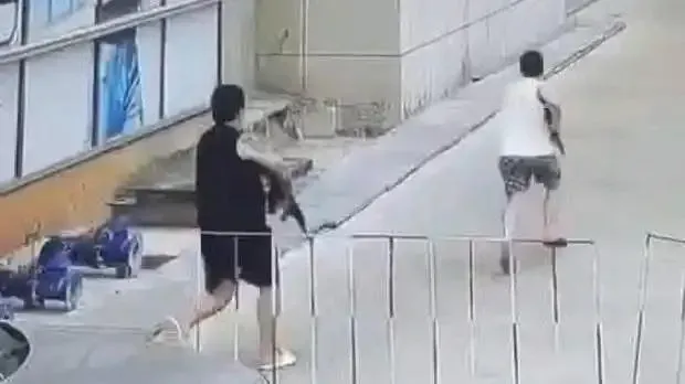 多名陸男持AK47在金邊街頭掃射。（圖／翻攝微博）