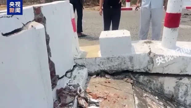 地震發生後，有高速公路路面發生斷裂。（圖／翻攝《央視新聞》）