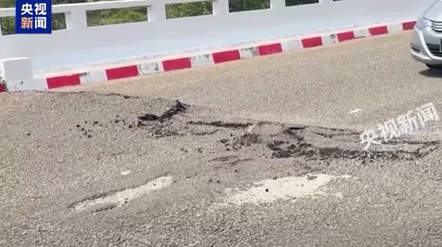 地震發生後，有高速公路路面發生斷裂。（圖／翻攝《央視新聞》）