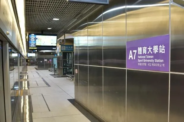 桃園龜山A7重劃區近年大量人口移入。龜山樂善里戶數突破1萬,為桃園之冠。通勤族抱怨機捷尖峰時段人潮爆滿。(資料圖/機捷公司提供)