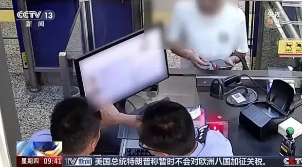 一名男子企圖用雙胞胎哥哥的護照出境當場被識破。（圖／翻攝《央視新聞》）