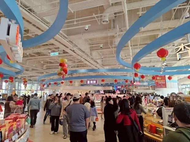 115年春節連假人車潮湧入國道服務區，多處服務區營收寫春節新高。圖為台中清水服務區。（圖／高公局提供）