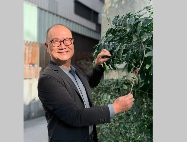 陳國欽說,集團多年來與便利商店等通路合作,處理咖啡渣回收問題,並轉化為具機能性的紡織材料,讓廢棄物真正升級為高附加價值資源。(圖/興采集團提供)