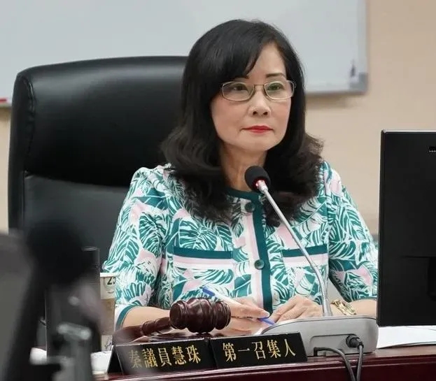 國民黨台北市議員秦慧珠上政論節目趁廣告時間，砲轟同黨立委徐巧芯走火入魔。（圖／中天新聞）