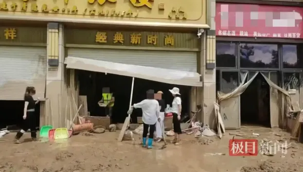 陝西一家金店大量金銀首飾遭洪水沖走。(圖/翻攝《極目新圍》)