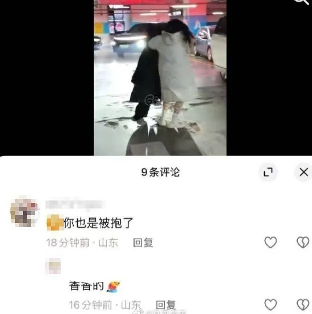 遭靈超奪走手機的女粉絲竟喊「香香的」。(圖/翻攝 微博)