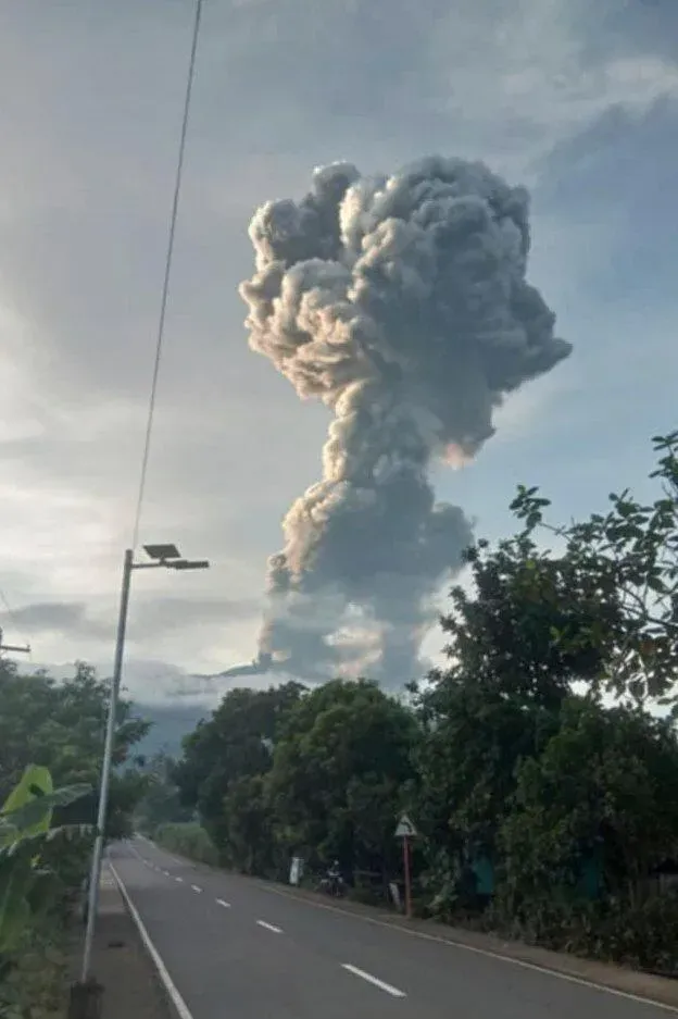 菲律賓甘拉翁火山8日爆發，噴出的火山灰高度達4千公尺。（圖／美聯社）