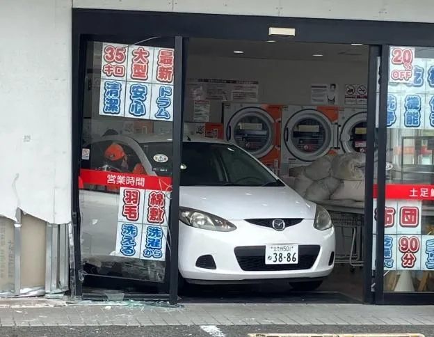 車輛直接衝入一家洗衣店，大門被撞玻璃碎裂一地。（圖/翻攝NNN）