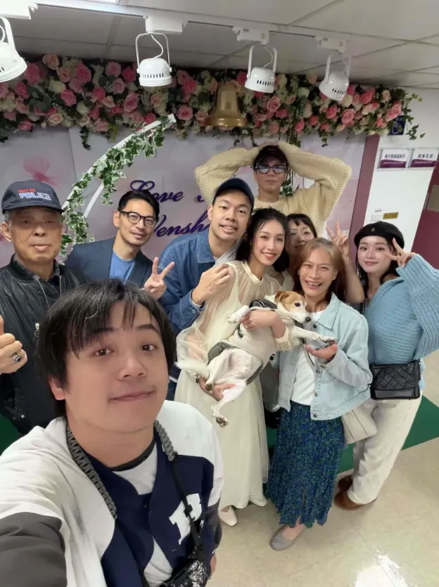 阿Ken（後排左2）2025年12月29日現身戶政事務所祝福陳大天與劉樸登記結婚。（圖／伊林娛樂提供）