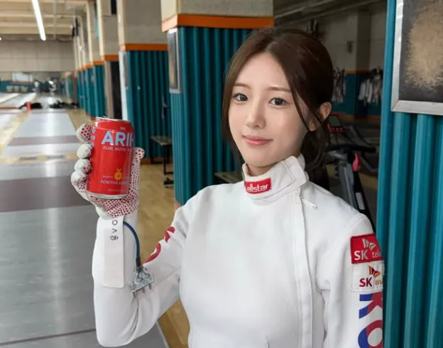 南韓擊劍女將梁承慧外型清秀甜美，精緻五官被網友盛讚「美到像AI虛擬人」。（圖／翻攝自IG）