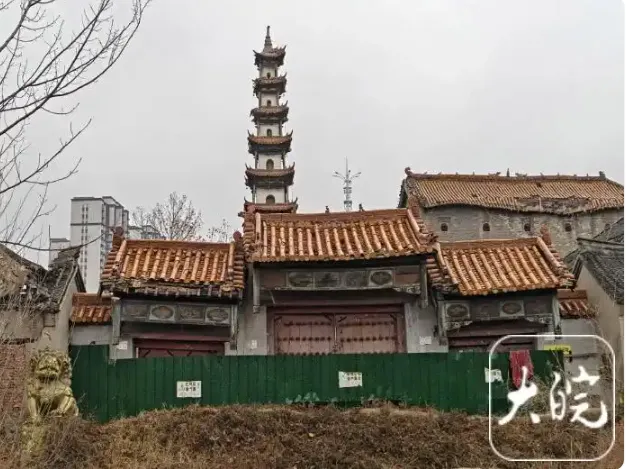景區被鐵皮圍擋，並貼有警示標語。（圖／翻攝《大皖新聞》）