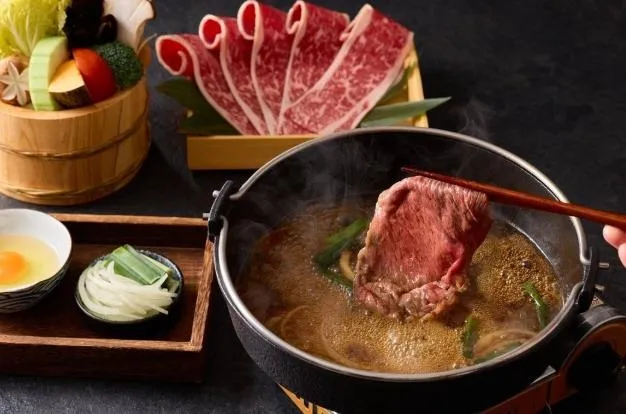以和牛吃到飽聞名、深受學生族喜愛的「和牛涮」，這次一口氣祭出三重震撼優惠。（圖／王品集團提供）
