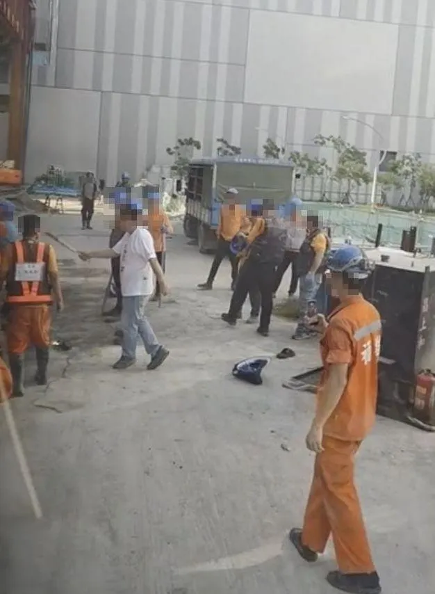 台積電南科P9工地爆發包商衝突，雙方因進場順序爆發口角叫囂。（圖／中天新聞）