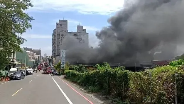 台南電鐵皮倉庫發生火警。（圖／翻攝畫面）