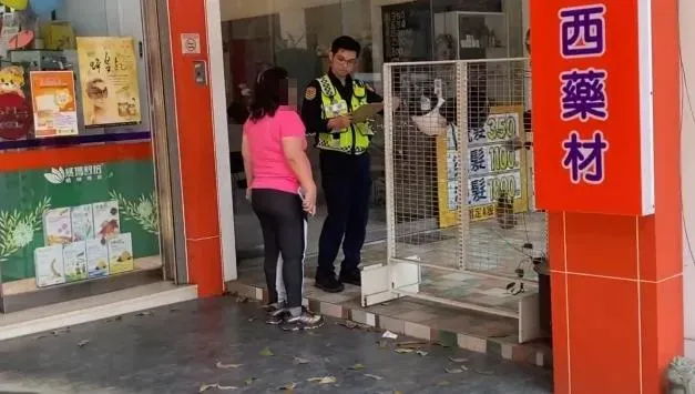富婆駕駛賓士車,疑似精神不濟撞上停放在路邊的13部汽機車,幸無人員傷亡。(圖/翻攝畫面)