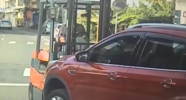 熱心民眾出動堆高機抬起車輪。（圖／翻攝畫面）