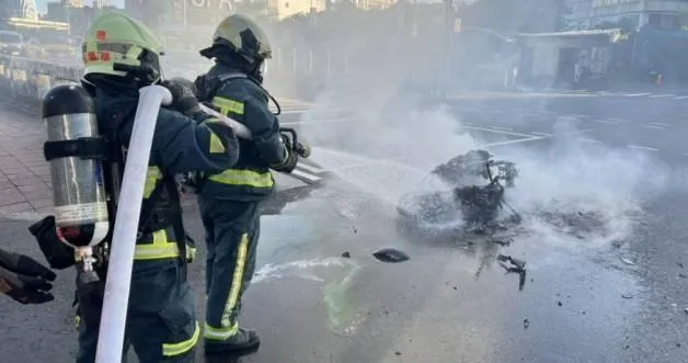 台北市內湖區南湖大橋今(24)日下午發生嚴重車禍,一輛雙載機車追撞多元計程車後起火,造成2名19歲年輕人受傷送醫。(圖/翻攝畫面)