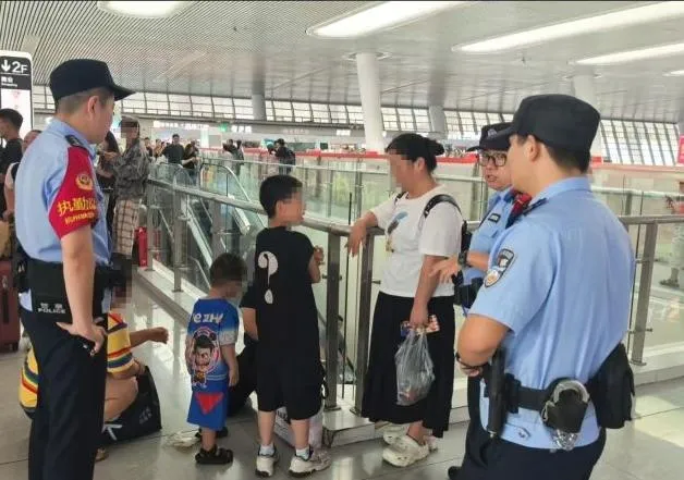 一名母親稱兒子遭陌生女子抱走，警迅速找到失蹤男童，意外揭開一場烏龍誤會。（圖／翻攝《青島新聞網》）