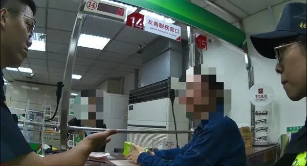 內湖一名女子遭詐欲臨櫃提款210萬遭警方及時攔阻。（圖／翻攝畫面）