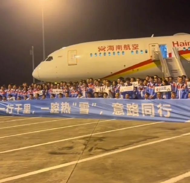 張雪包下海南航空班機，帶員工赴義大利觀賽。（圖／翻攝新浪微博）