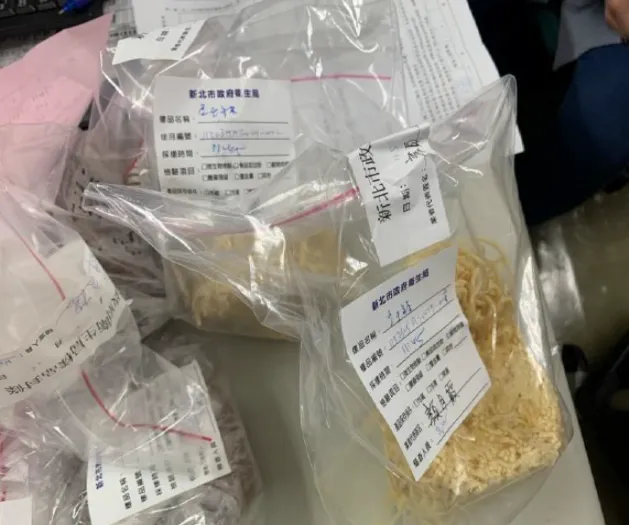 新北市「媽媽手藝有限公司」使用的豆干絲檢出食品中不得殘留的雙氧水過氧化氫。（圖／食藥署）