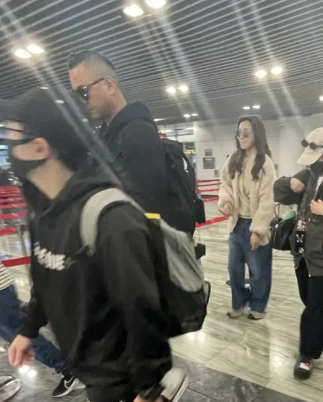 藝人大S（徐熙媛）因流感併發肺炎離世後，有網友在澳門機場偶遇陳建州與范瑋琪一家。（圖／翻攝自小紅書）