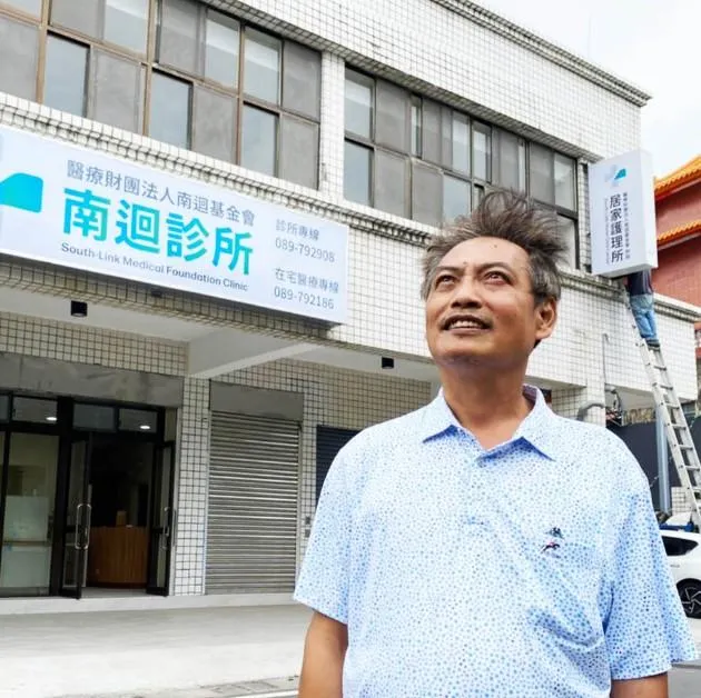 「超人醫生」徐超斌不甘許多人在南迴公路枉死,因而成立南迴基金會,希望能創立一間救命的醫院。(圖/南迴基金會)